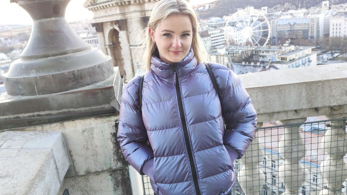 15P La jeune blonde Eliza Eves suce un doigt lors d'une séance de sexe en POV