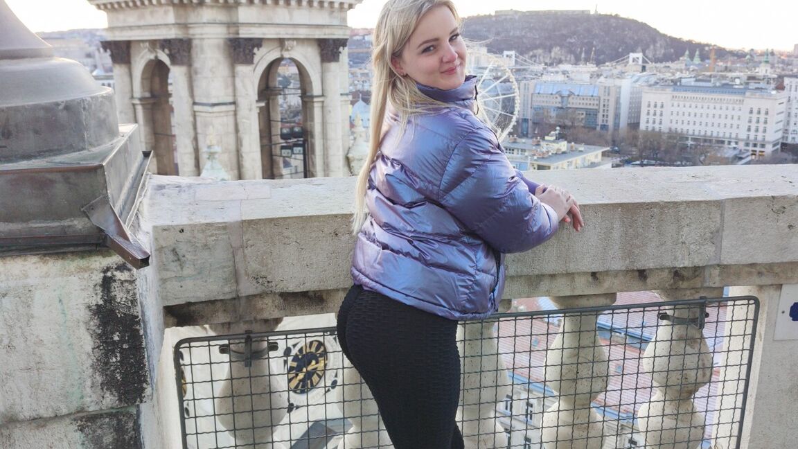 15P La jeune blonde Eliza Eves suce un doigt lors d'une séance de sexe en POV