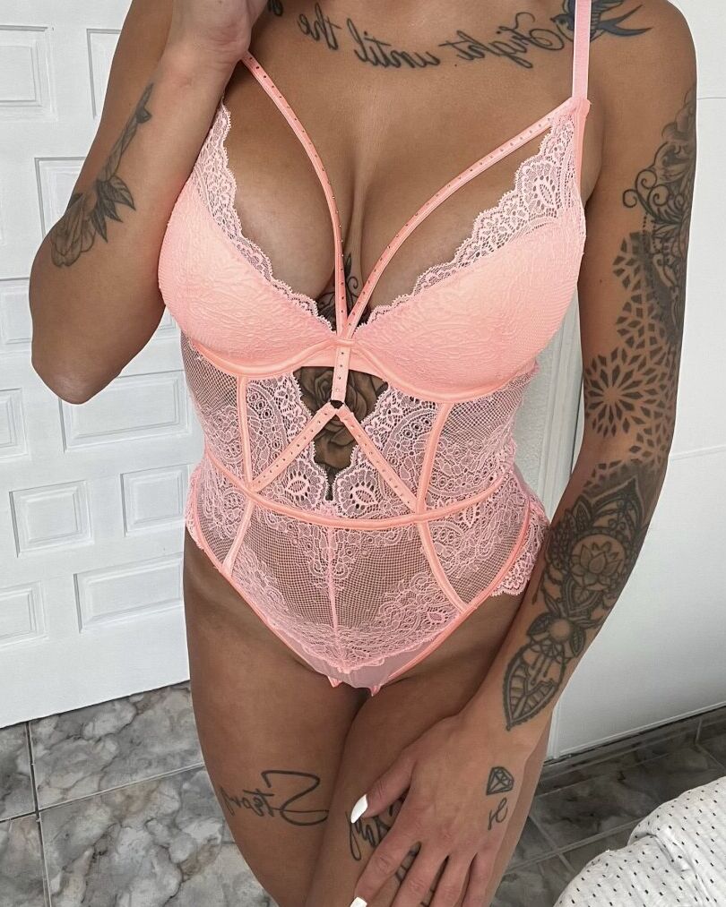 17P Nena amateur exótica muestra sus curvas bronceadas en lencería