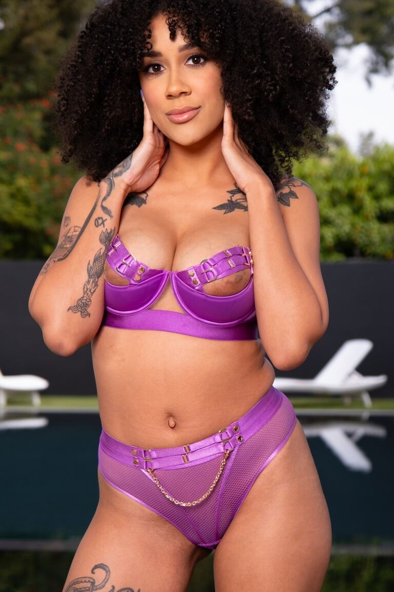 21P Chicas tetonas muestran sus grandes tetas