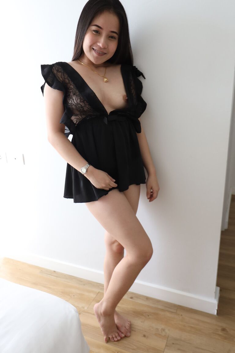 20P La asiática Nate disfruta del sexo estilo perrito mientras se burla con un vestido negro