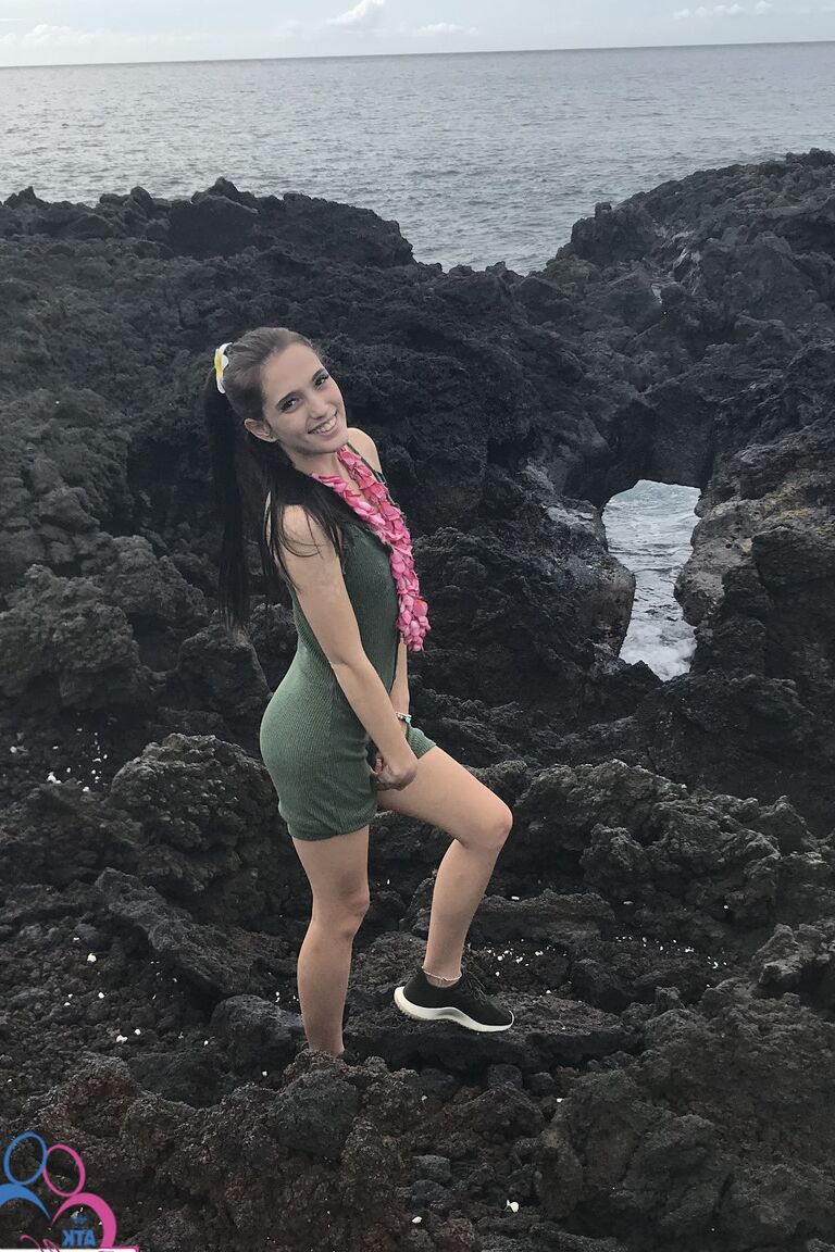 21P A doce namorada magra Brooke Haze exibe seus peitos minúsculos e sua vulva peluda