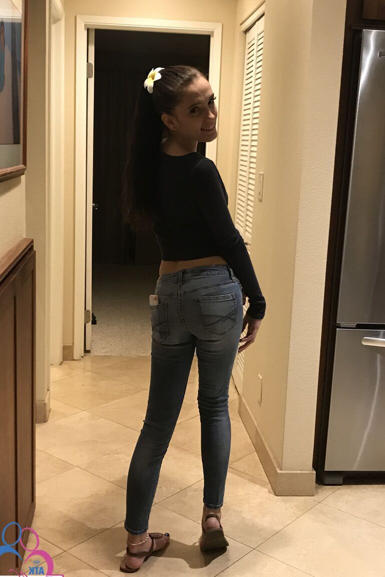 21P A doce namorada magra Brooke Haze exibe seus peitos minúsculos e sua vulva peluda