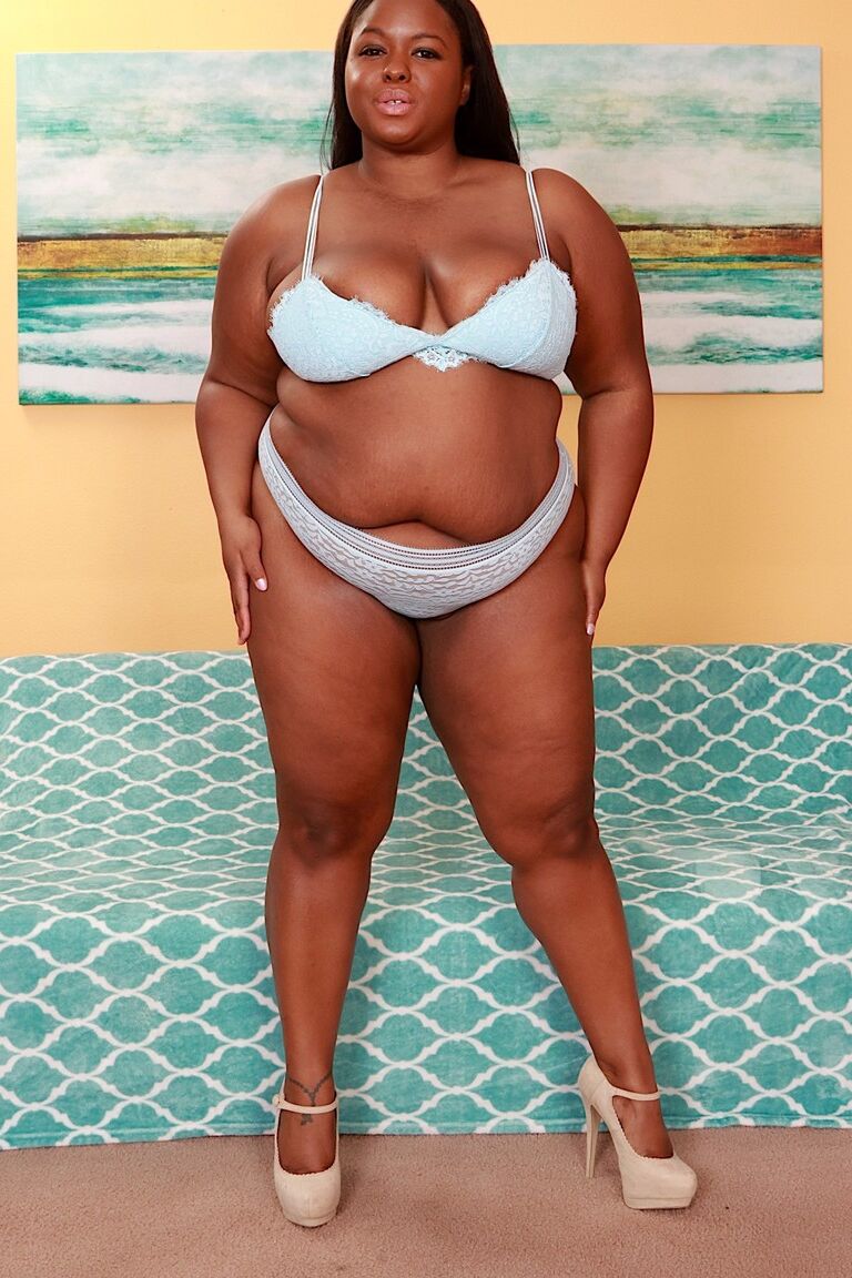 21P La gordita de ébano Olivia Leigh se folla a un chico blanco flaco