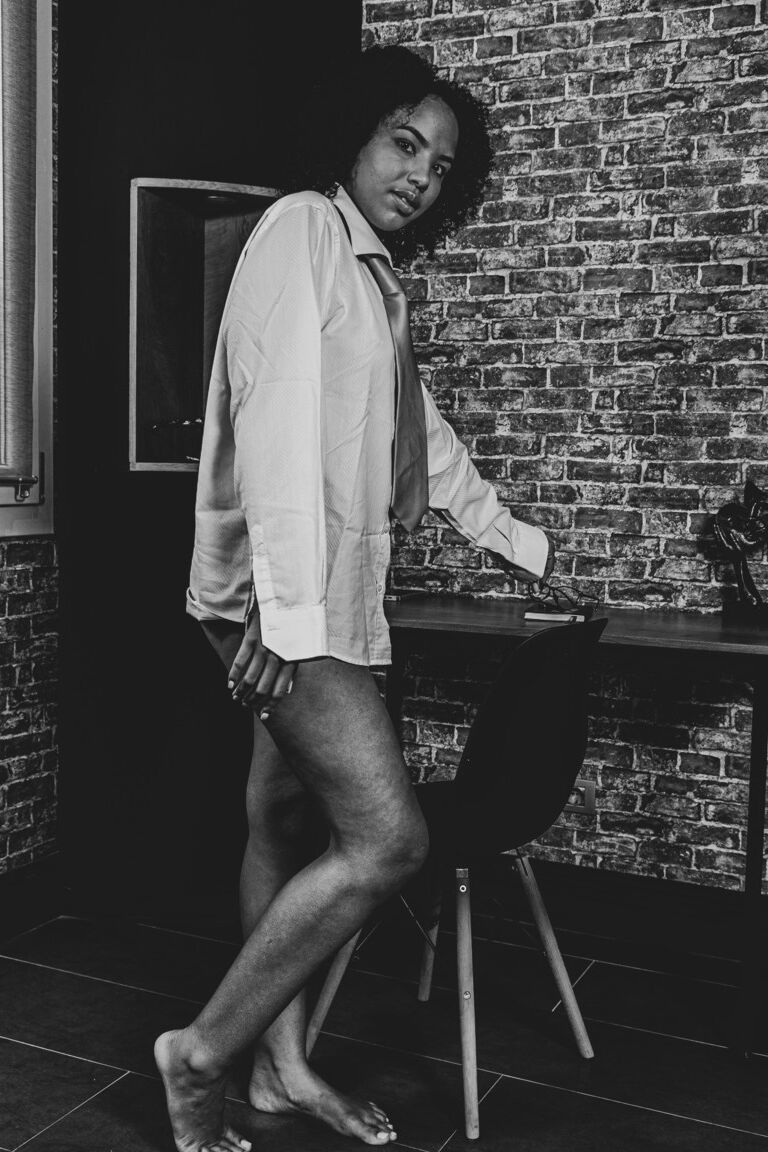21P La magnifique ébène Romy Indy dévoile sa chatte rasée dans un strip-tease torride