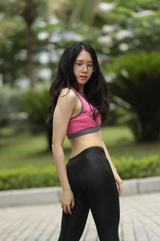20P Linda garota asiática mostra seu corpo pequeno e perfeito em uma roupa sexy ao ar livre