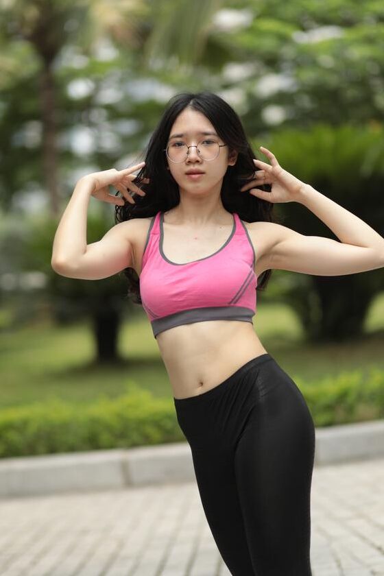 20P Linda garota asiática mostra seu corpo pequeno e perfeito em uma roupa sexy ao ar livre