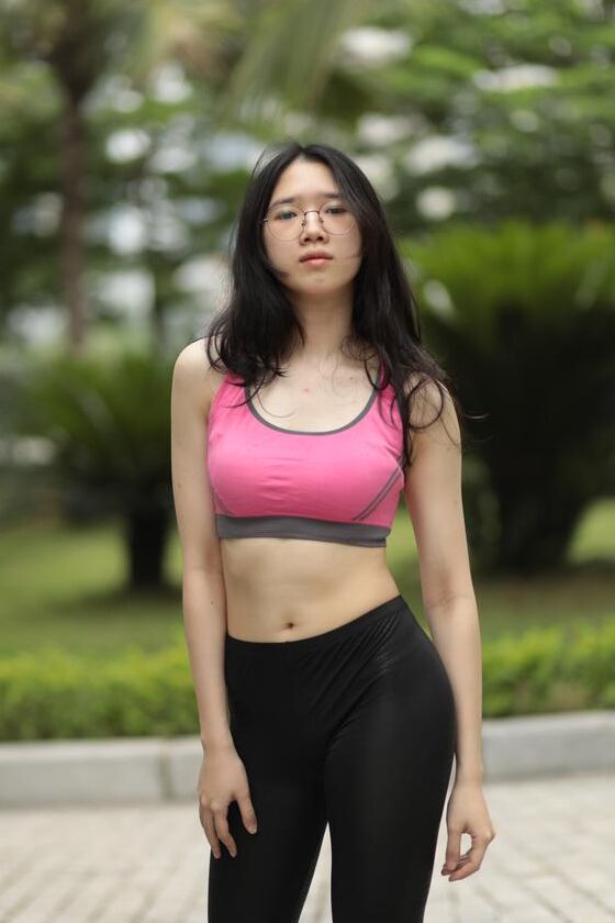 20P Linda garota asiática mostra seu corpo pequeno e perfeito em uma roupa sexy ao ar livre