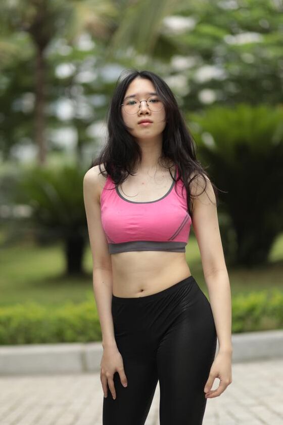 20P Linda garota asiática mostra seu corpo pequeno e perfeito em uma roupa sexy ao ar livre