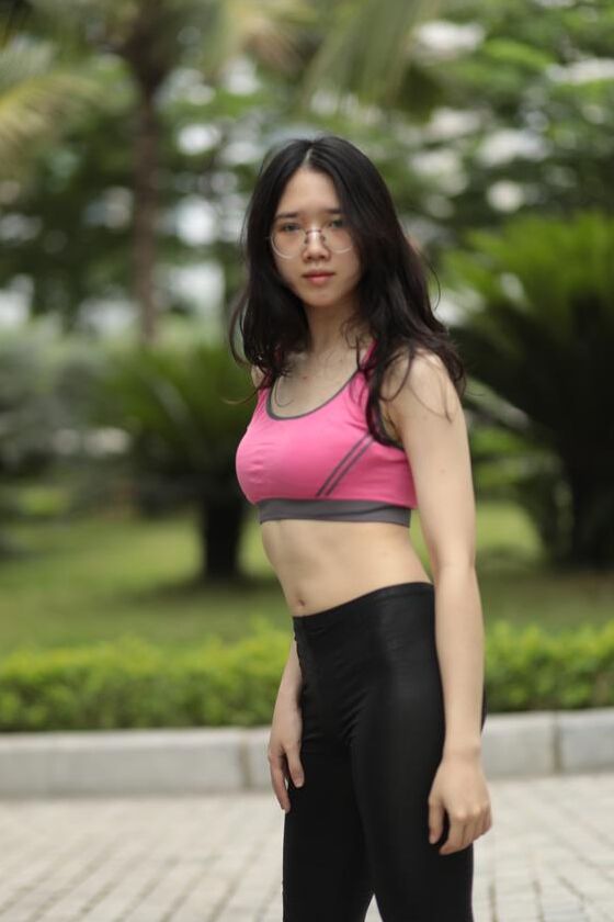 20P Linda garota asiática mostra seu corpo pequeno e perfeito em uma roupa sexy ao ar livre