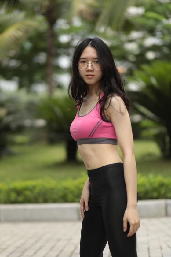 20P Linda garota asiática mostra seu corpo pequeno e perfeito em uma roupa sexy ao ar livre