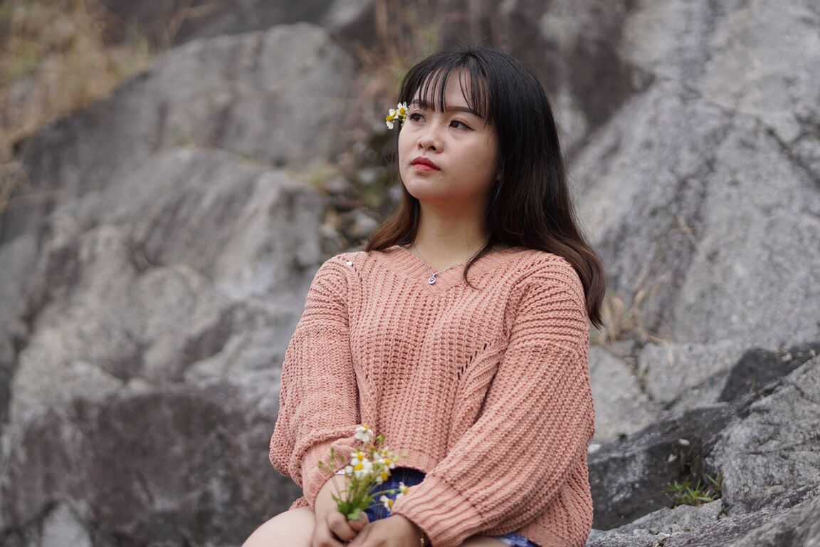 21P Stunning Asian babe poses in her jean shorts & sweater in public