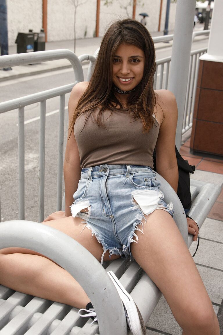 12P La nena amateur Ella Knox muestra sus grandes tetas y posa en público