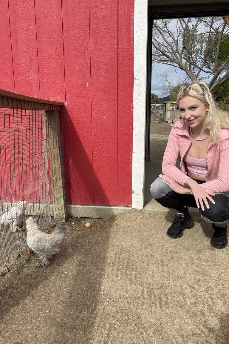 21P La jeune blonde Britt Blair montre sa chatte poilue de près alors qu'elle est entièrement nue