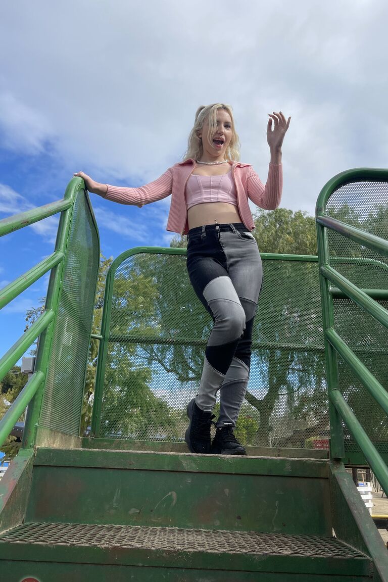 21P La jeune blonde Britt Blair montre sa chatte poilue de près alors qu'elle est entièrement nue