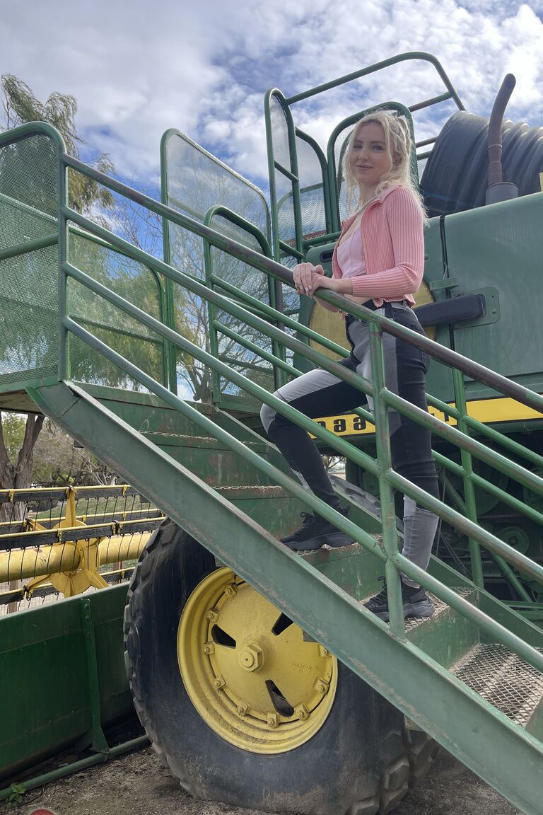 21P La jeune blonde Britt Blair montre sa chatte poilue de près alors qu'elle est entièrement nue