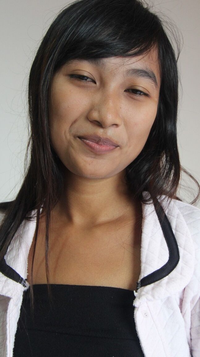 21P La jolie asiatique Lidia montre sa chatte poilue avant