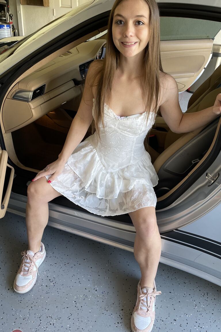 21P La douce amatrice Mira Monroe taquine avec son joli cul, sa chatte chaude et ses pieds savoureux