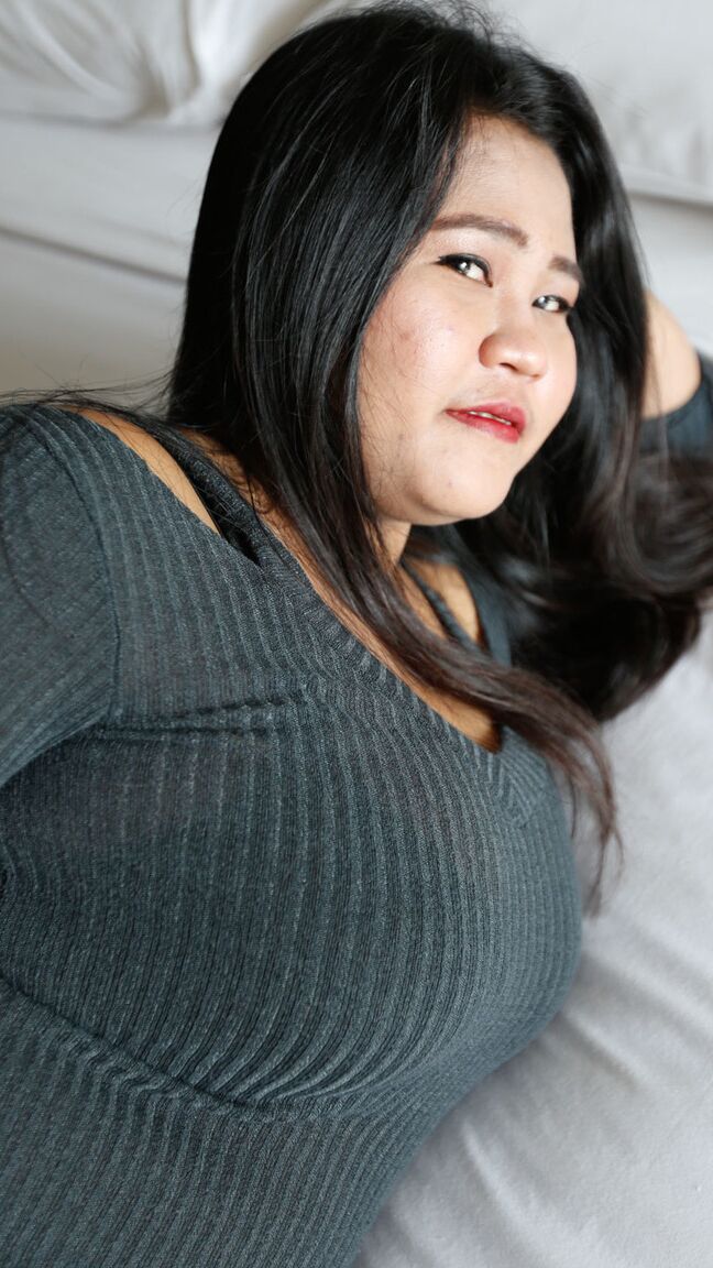 21P Chubby Asian Nonne C enthüllt ihre großen natürlichen Titten und fickt im POV