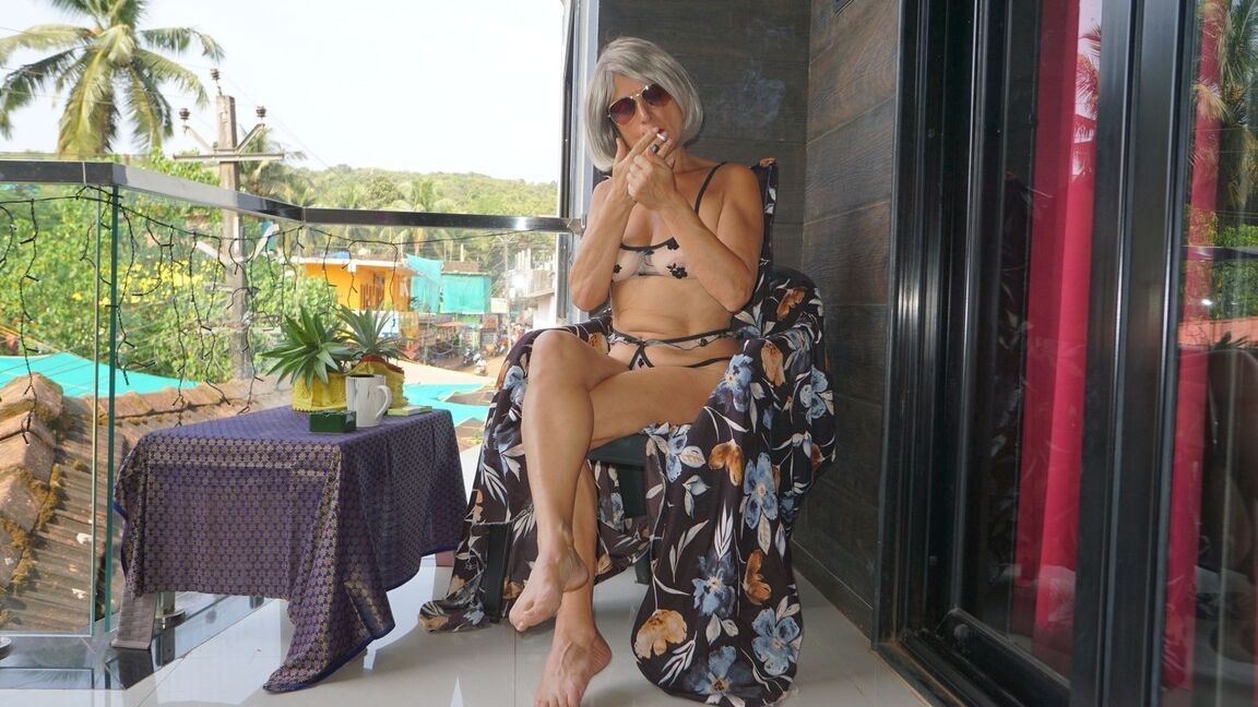 16P La blonde mature Diana Ananta arbore des lèvres rouges tout en écartant son vagin
