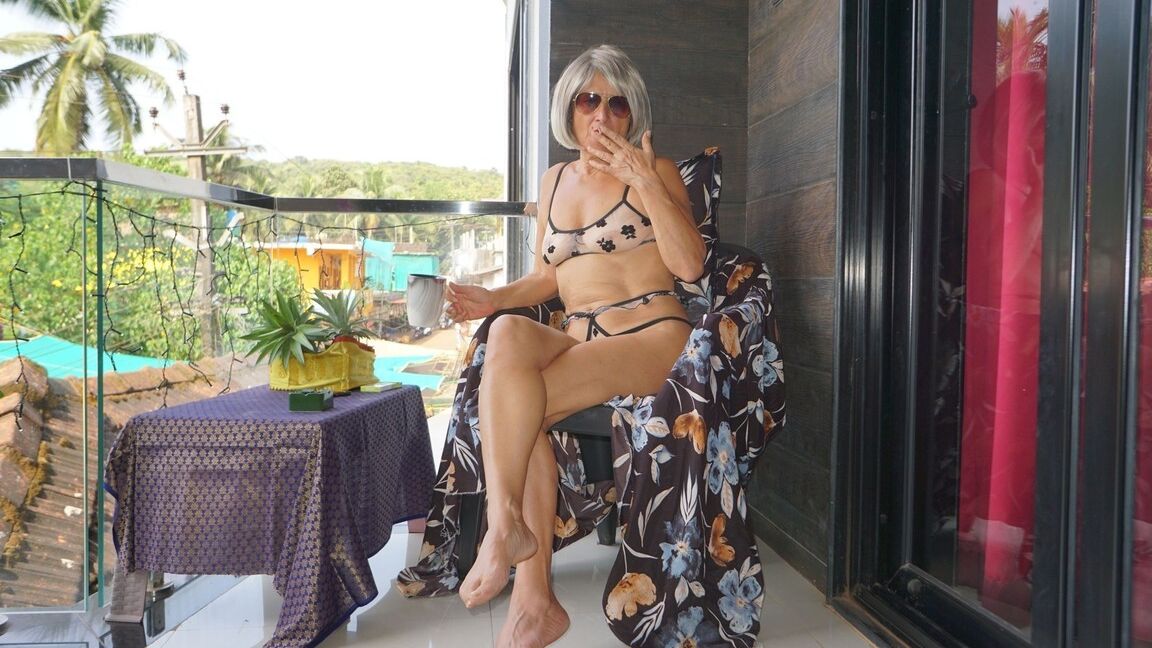 16P La blonde mature Diana Ananta arbore des lèvres rouges tout en écartant son vagin
