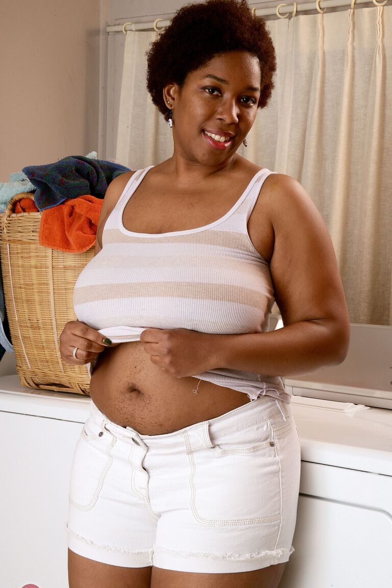 21P Naughty ebony Misty deixa sair seus grandes peitos e espalha sua vulva espessa