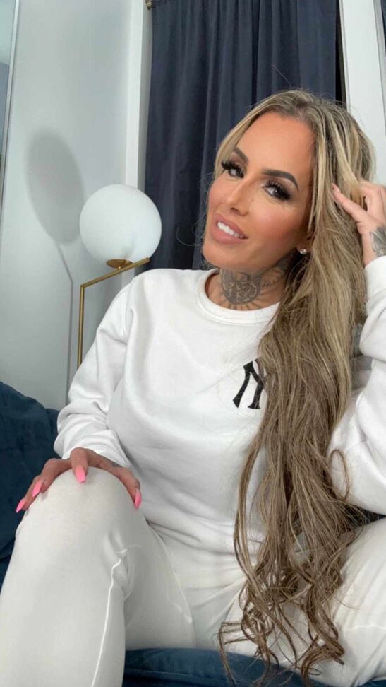 Горячая милфа 21P Памела Кейн показывает свои потрясающие формы в сексуальном нижнем белье
