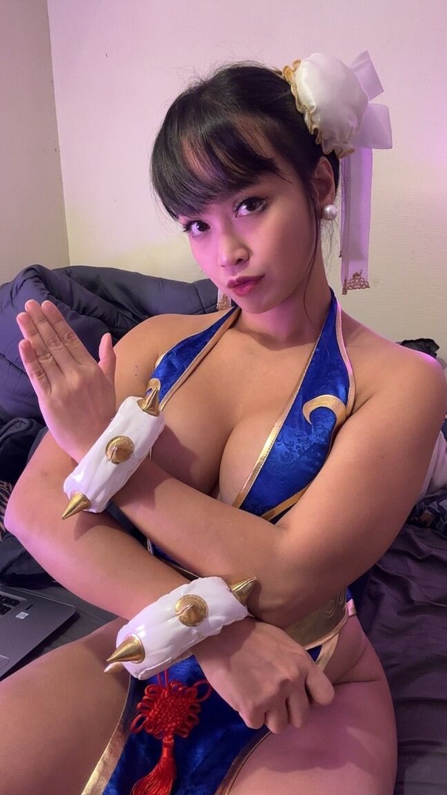 10P La nena morena exclusiva para fanáticos Asian Eye se burla con su gran escote con un traje sexy