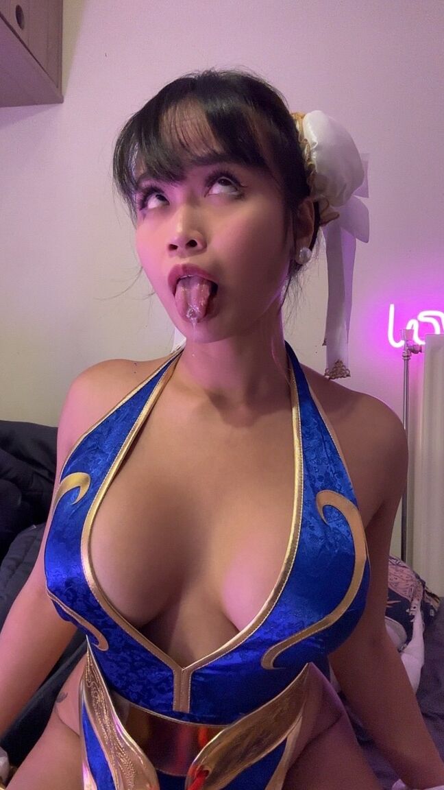 10P La nena morena exclusiva para fanáticos Asian Eye se burla con su gran escote con un traje sexy
