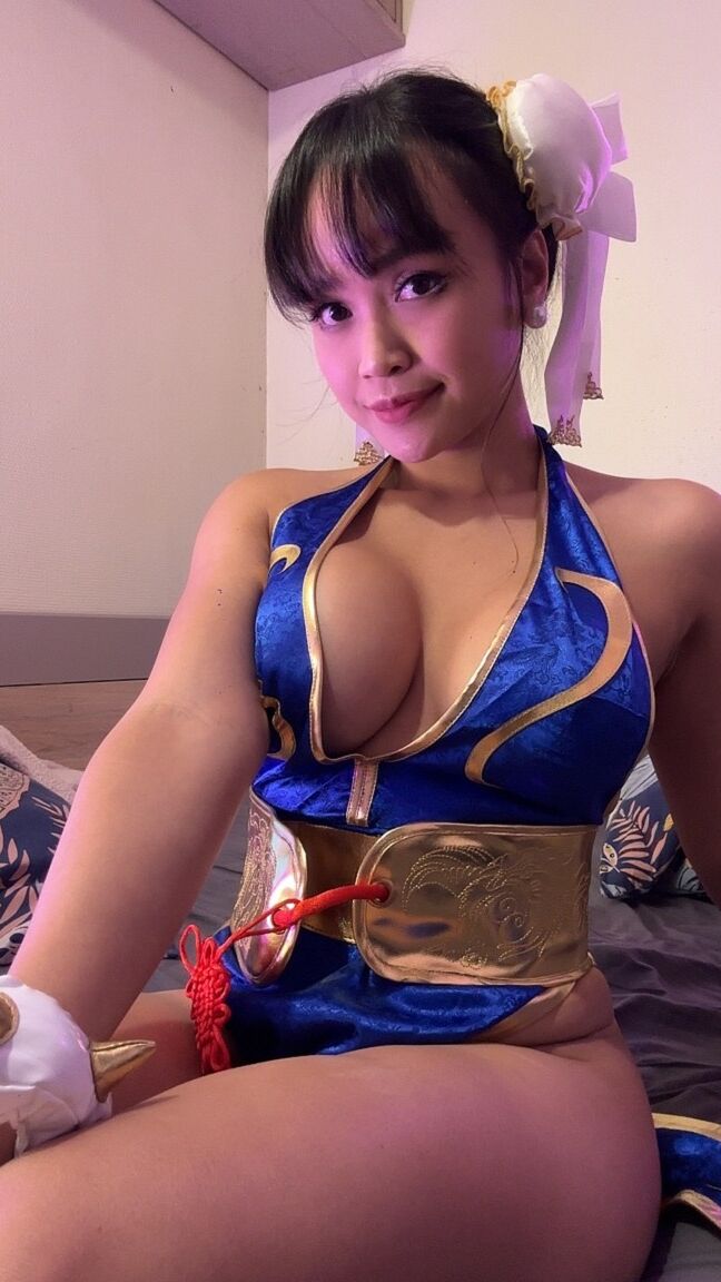 10P La nena morena exclusiva para fanáticos Asian Eye se burla con su gran escote con un traje sexy