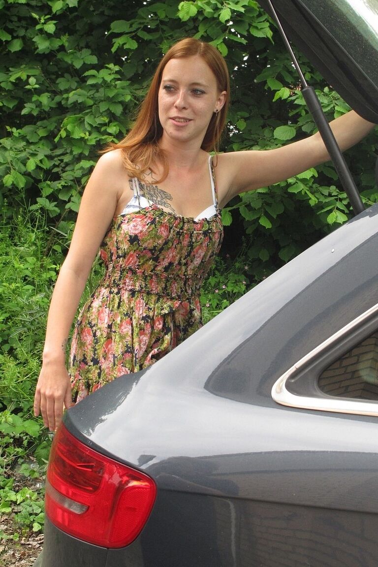 20P 赤毛のドイツ人マイネ・フォッツェが公共の車の中でストリップしてオナニー