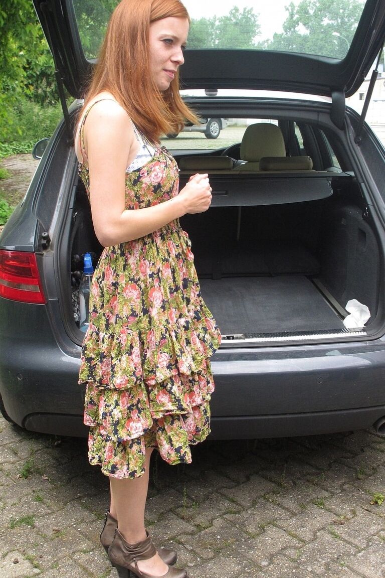 20P 赤毛のドイツ人マイネ・フォッツェが公共の車の中でストリップしてオナニー