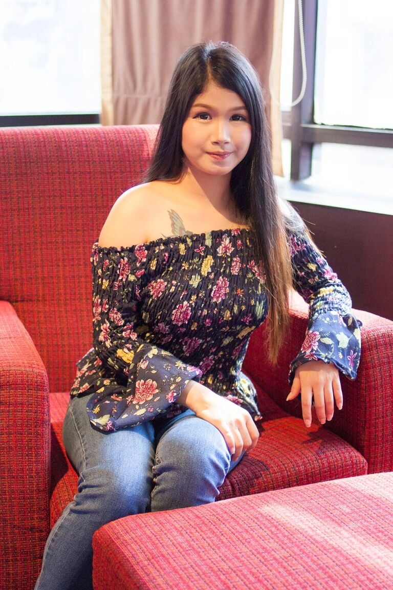 20P Lak, mannequin asiatique sexy, enlève son jean et montre sa chatte poilue.