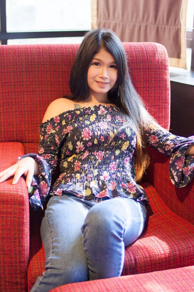 20P Lak, mannequin asiatique sexy, enlève son jean et montre sa chatte poilue.