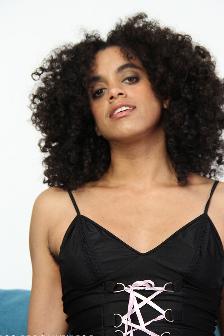 21P A beleza amadora Elise Cunningham mostra sua virilha peluda