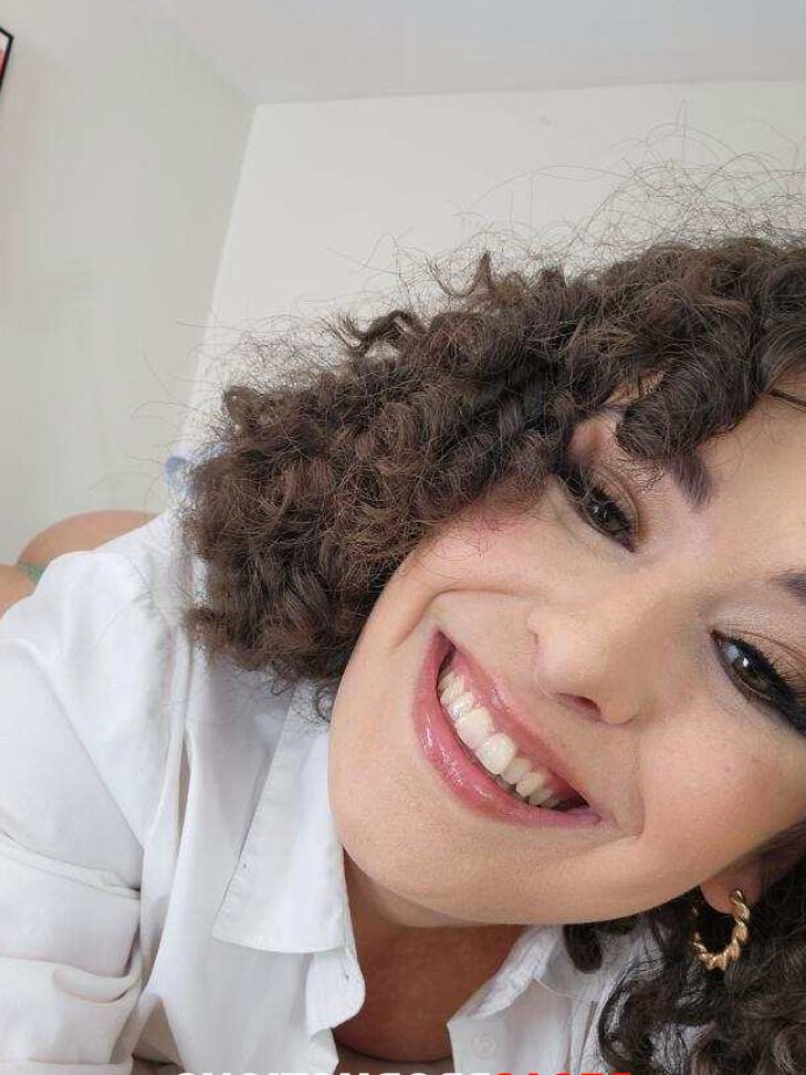 21P Die lockige Victoria Brennan und die reife Mutter Bianca Fitcougar ziehen sich aus und posieren