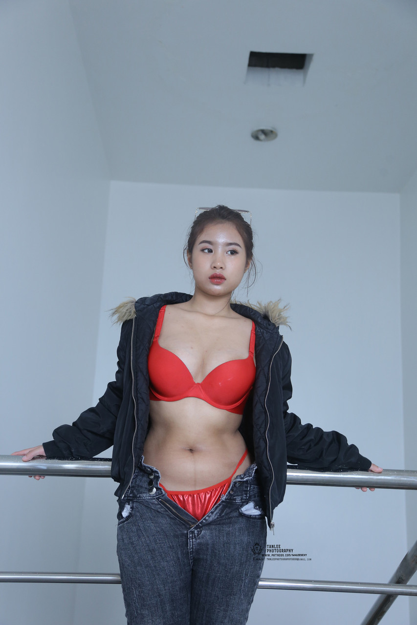 21P Morena asiática gostosa tira a calça jeans e exibe sua bunda grande e cheia de bolhas