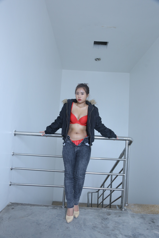 21P Morena asiática gostosa tira a calça jeans e exibe sua bunda grande e cheia de bolhas