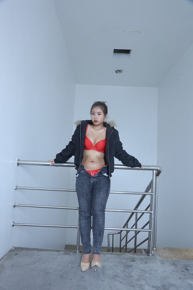 21P Morena asiática gostosa tira a calça jeans e exibe sua bunda grande e cheia de bolhas
