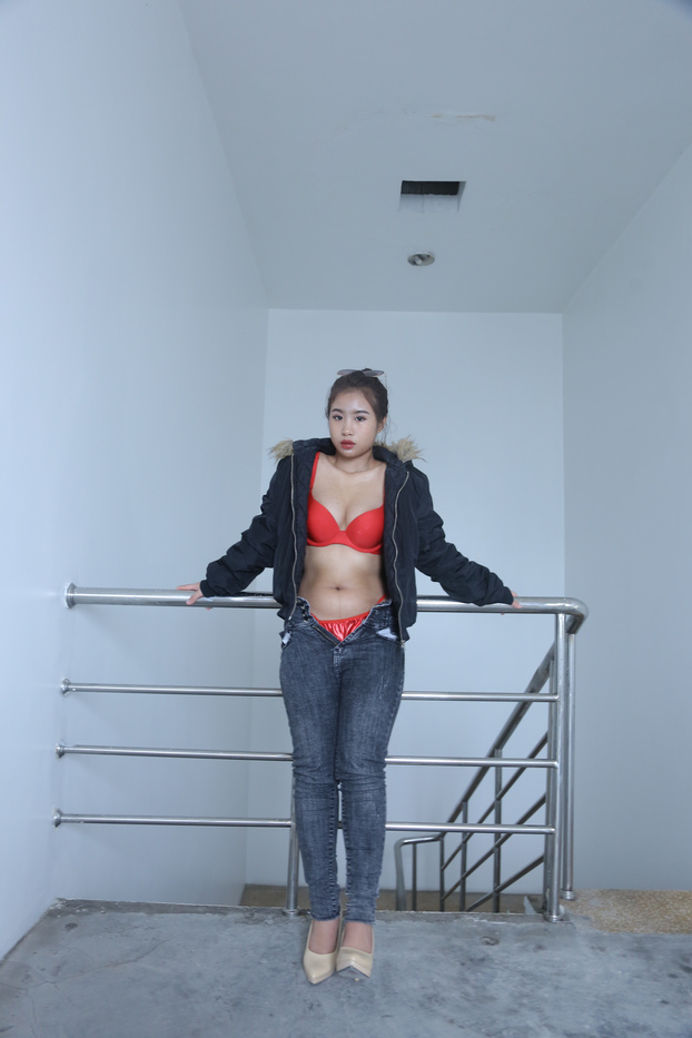 21P Morena asiática gostosa tira a calça jeans e exibe sua bunda grande e cheia de bolhas