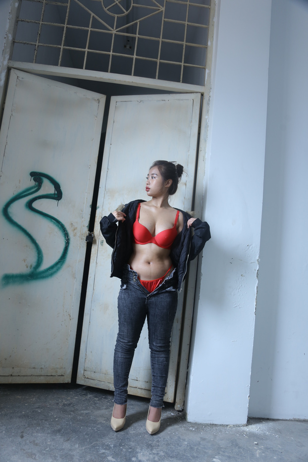 21P Morena asiática gostosa tira a calça jeans e exibe sua bunda grande e cheia de bolhas