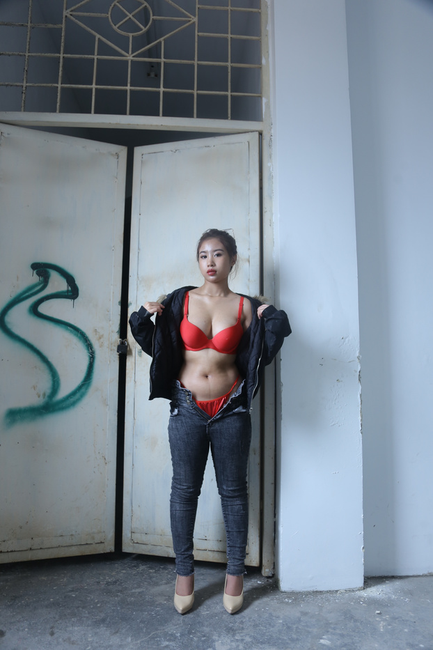 21P Morena asiática gostosa tira a calça jeans e exibe sua bunda grande e cheia de bolhas