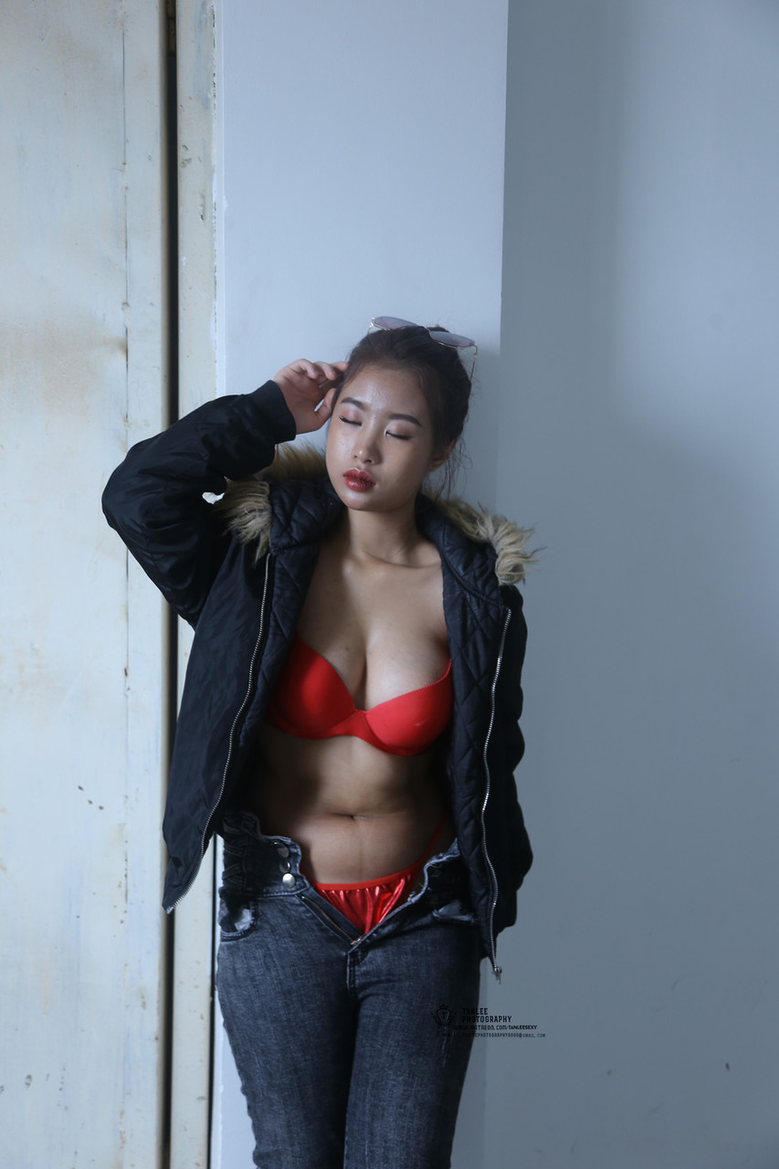21P Morena asiática gostosa tira a calça jeans e exibe sua bunda grande e cheia de bolhas
