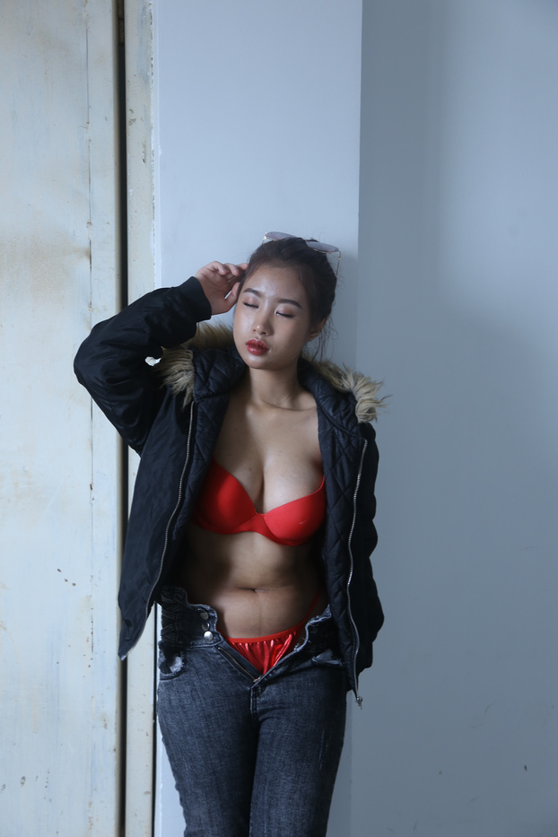21P Morena asiática gostosa tira a calça jeans e exibe sua bunda grande e cheia de bolhas