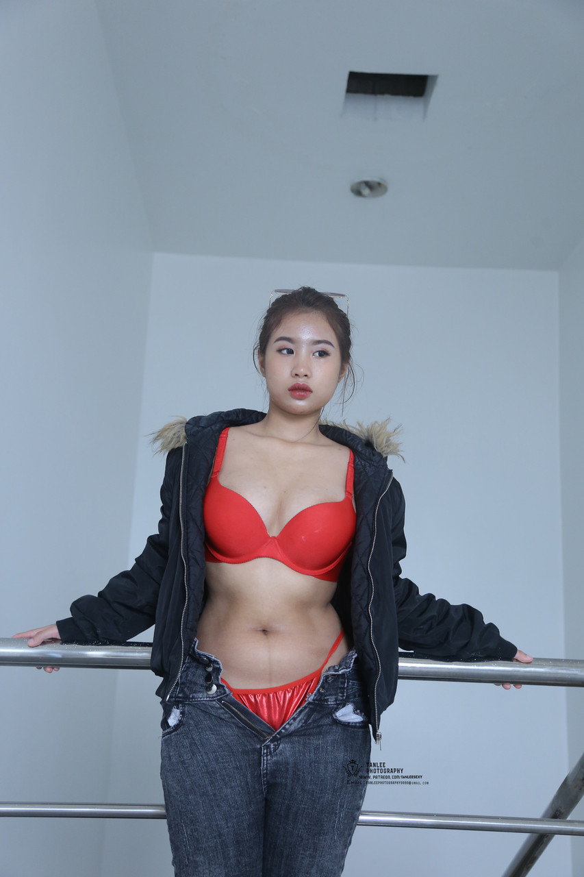 21P Morena asiática gostosa tira a calça jeans e exibe sua bunda grande e cheia de bolhas