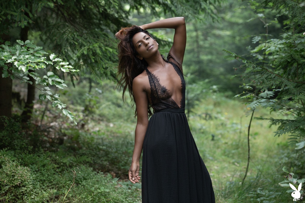 20P A glamourosa negra Nirmala Fernandes mostra seu lindo corpo nu ao ar livre