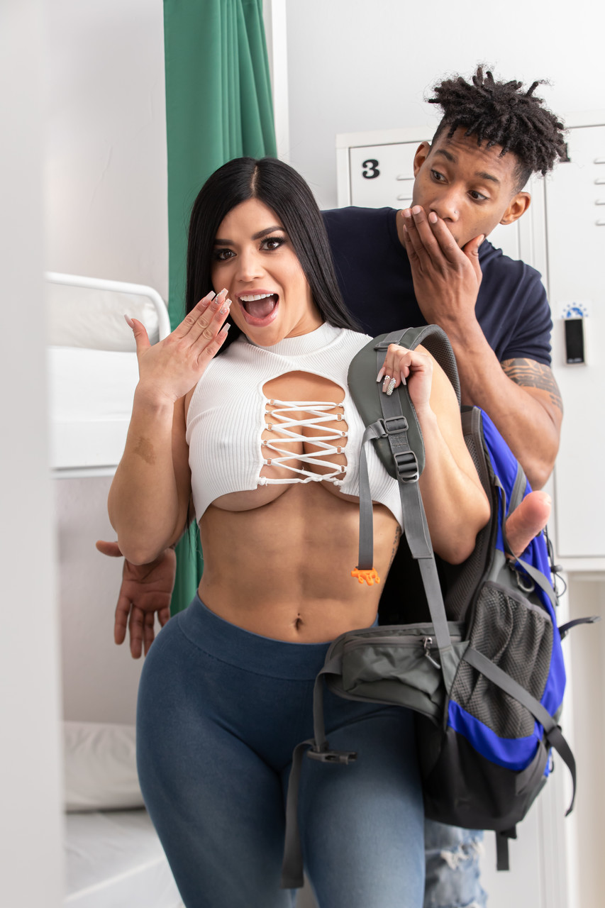 20P Sara Retali, une latina aux courbes généreuses, suce une grosse bite noire avant