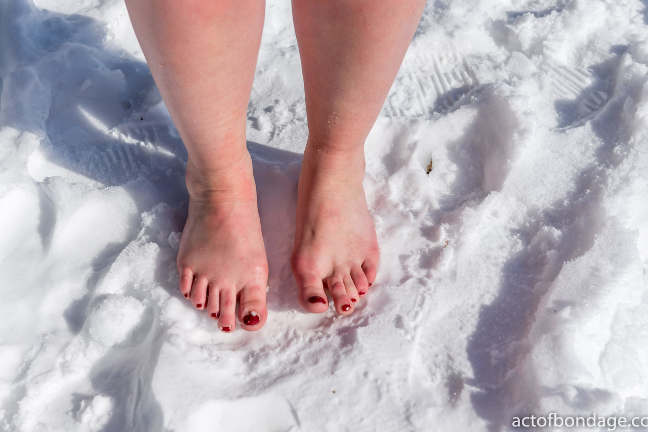 12P ぽっちゃり系ソロ少女がボールギャグをされて雪に覆われた地面に全裸で拘束される
