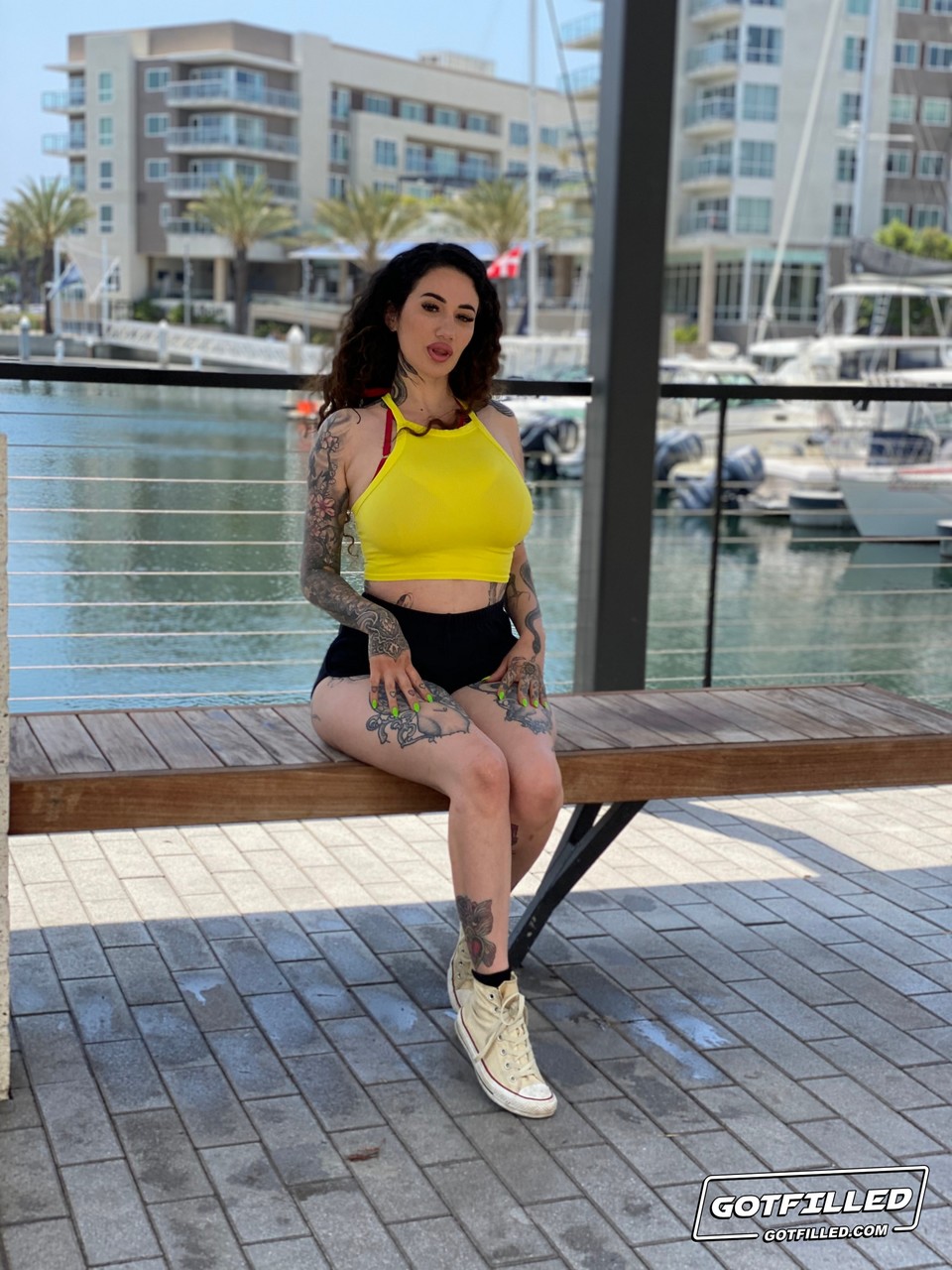21P A gata árabe curvilínea Arabelle Raphael trata um pau grande para um passeio anal hardcore
