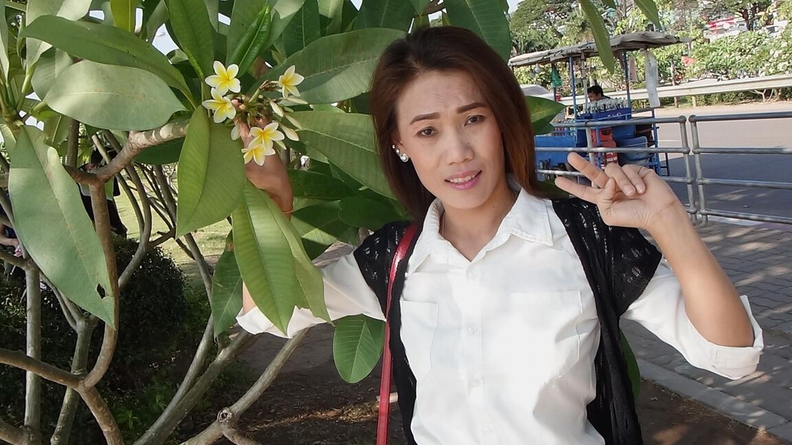 21P La MILF asiatique Miaw B soulève sa jupe et prend une bite dans une action amateur en POV